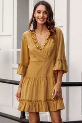 Großes Kleid mit V-Ausschnitt und einfarbigem Muster